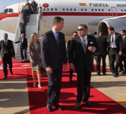 Sus Majestades los Reyes junto al Su Majestad el Rey de Marruecos y la Princesa Lalla Salma a su llegada a Rabat
